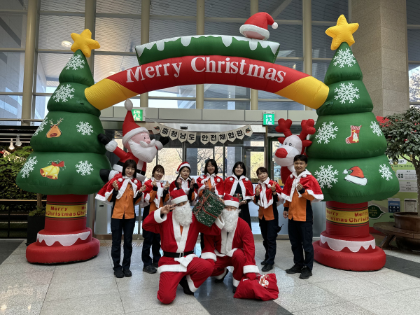 충남안전체험관 내부 크리스마스 트리 장식