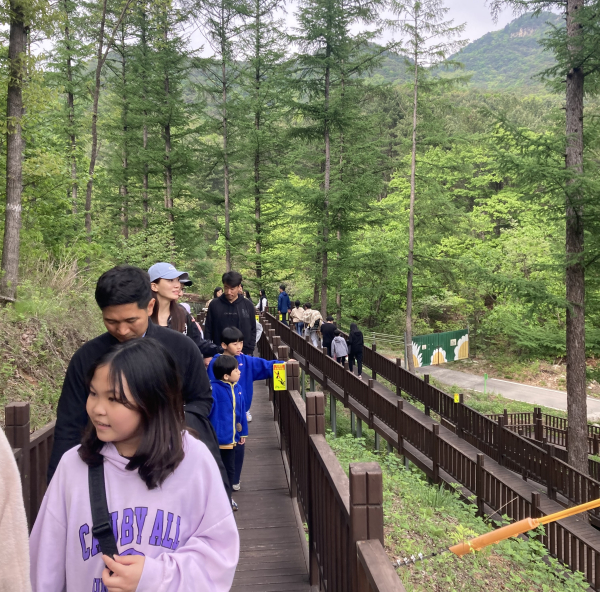 지난달 소방공무원 가족캠프 참가자들이 춘천숲체원에서 ‘방방곡곡 트레킹’  프로그램을 체험하고 있다.