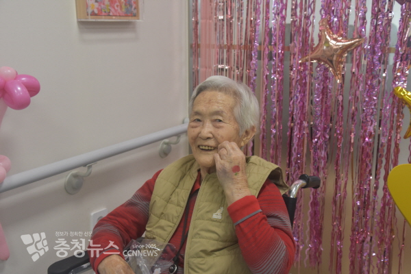 손에 페인팅을 하고 활짝 웃고 있는 어르신