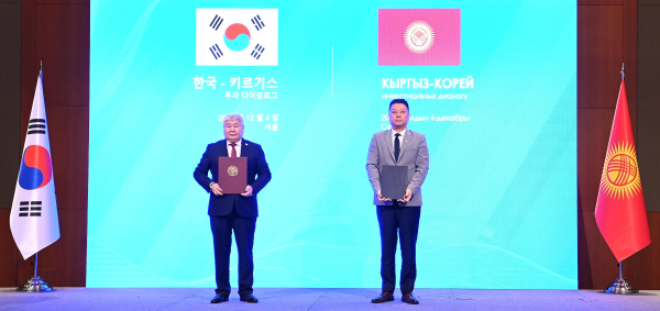 협약서 교환 후 기념사진을 촬영하는 모습(사진 왼쪽부터 키르기즈공화국 이브라에프 탈라이벡 오무케예비치(Ibraev Taalaibek Omukeevich) 에너지부 장관, 한국수자원공사 한성용 글로벌사업본부장)