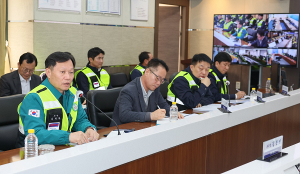 이정복 서부발전 사장(앞줄 왼쪽 첫 번째)이 화상회의를 주재하는 모습