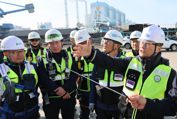 이정복 서부발전 사장(오른쪽 첫 번째)이 현장점검에 나선 모습