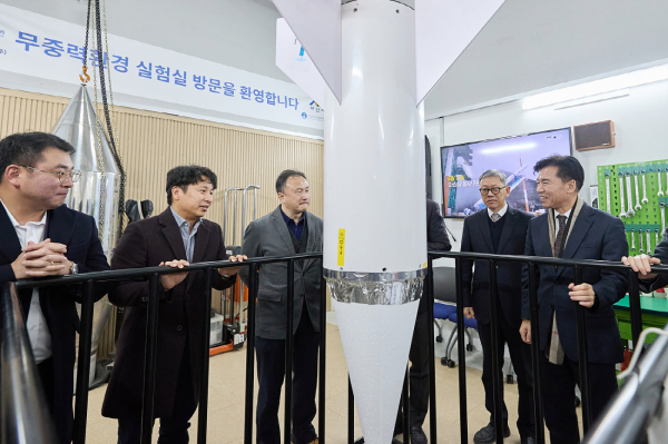 무중력환경 연구시험실 개소후 내부를 둘러보고 있는 관계자들