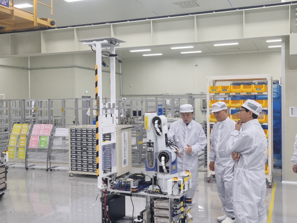 박상돈 천안시장이 지난 10일 천안 미래 유니콘기업 C-STAR ‘제닉스’ 방문 모습.