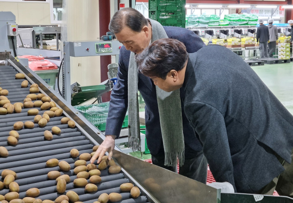 한라골드(영) 방문 현장사진 * aT 홍문표 사장(좌측)