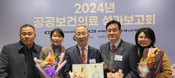 공주의료원 관계자들이 시상식 후 기념촬영을 하고 있다