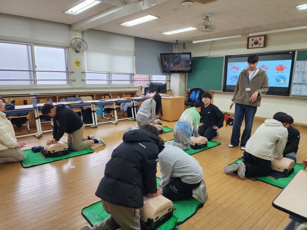 2024년 찾아가는 학교 교육과정 지원 사업 수상안전교육(장대초 심폐소생술 교육 사진)