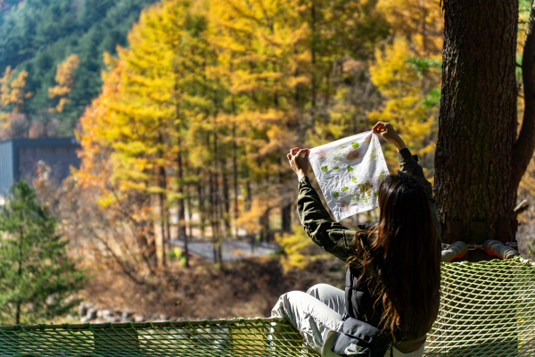 산림복지 사진 공모전 대상 수상작 ‘손수건에 물든 가을 낙엽’(국립춘천숲체원)