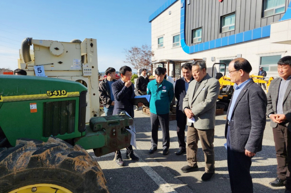 지난 12일 태안군농업기술센터 주차장에서 진행된 불용 농기계 현장 경매 모습.