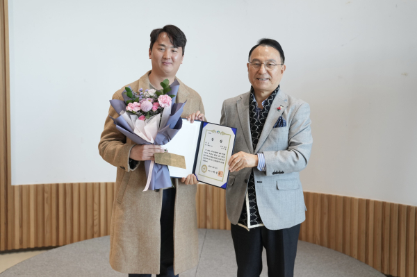태조왕건 스토리 전국 공모전 대상에 변기돈 씨 수상 모습