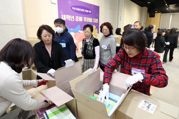 세종교육청 관계자가 새 학년 준비 꾸러미를 담고 있다.