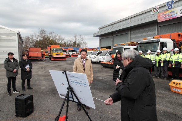 오성환 당진시장, 겨울철 도로 제설 준비 현장 점검 및 관계자 격려 모습