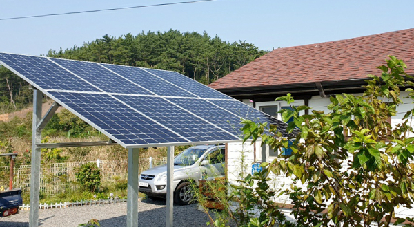 근흥면의 일반 가정집에 설치된 태양광패널 모습.