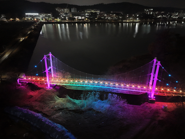 미디어파사드 조명이 설치된 천안 천호지공원 천수교 모습.