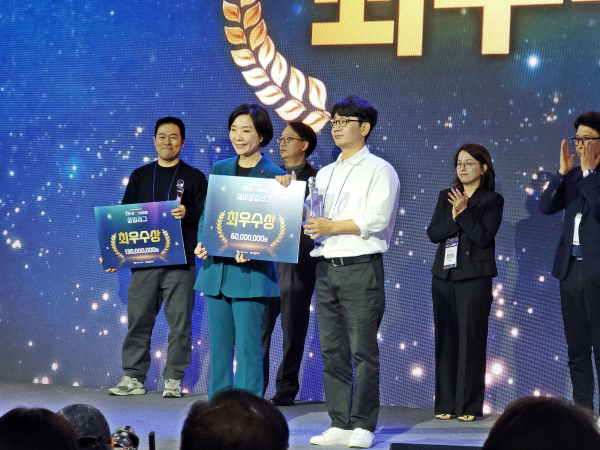 카본엑스, ‘도전! K-스타트업 2024’ 최우수상 수상 모습