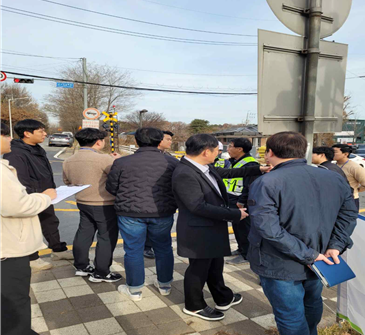 수도권본부와 고양시청, 고양경찰서가 함께 교외선 교통신호와 건널목 안전장치 연동이 적절히 이루어졌는지 합동 점검