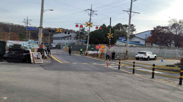 건널목 안전장치가 동작할 때 교통신호가 적색을 현시하는지 점검 모습