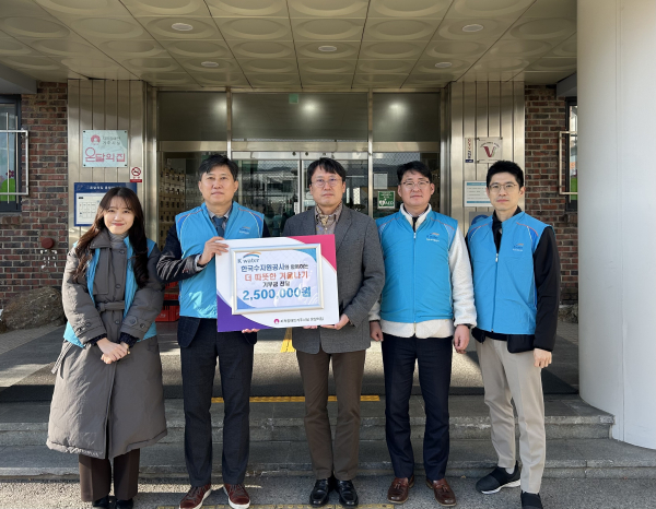18일 대전 대덕구 온달의집 관계자에 임직원의 자발적 참여로 모은 250만 원의 성금 전달식 모습(사진 왼쪽 두 번째부터 한국수자원공사 박일준 수도기획처장, 온달의집 이태헌 원장)