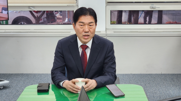 28일 대전시의회 기자실 찾은 윤소식 전 대전경찰청장