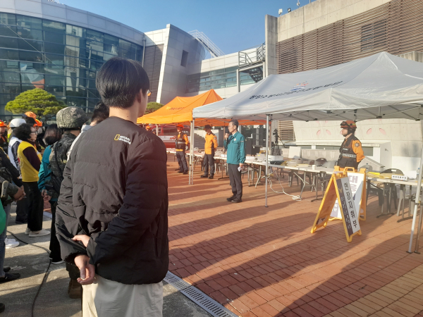 청양군이 지난 10월, 문화예술회관 앞에서 상시훈련(2024 안전충남훈련)이 끝난 후 윤여권 청양 부군수가 강평하고 있다.