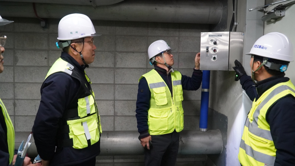 박필우 기술이사(사진 왼쪽)와 분야별 직원들이 지난 18일, 역사 및 차량 기지 주요 시설물을 순회하며 동계 대비 현장 점검을 실시하였다.