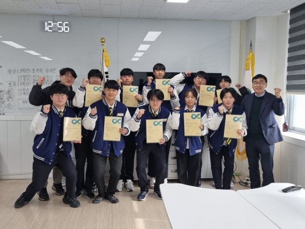 아산스마트고, 지맨스 SMSCP L1 시험 2학년 응시 학생 전원 합격 기념사진