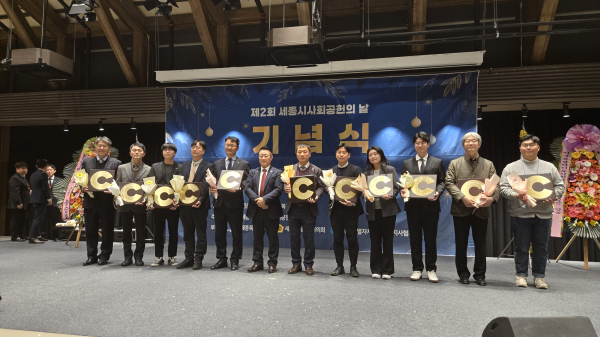 5년 연속 지역사회공헌 인정기업 선정 기념패 수여 기념사진