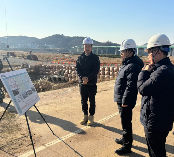 강주엽 차장(오른쪽에서 두 번째)이 19일, 행복도시∼공주(3구간) 연결도로 건설현장을 방문하여 추진 현황 점검