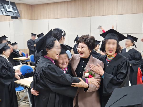 졸업의 즐거움을 함께 만끼하는 최선희 대전평생교육진흥원장과 행복교실 만학도들.
