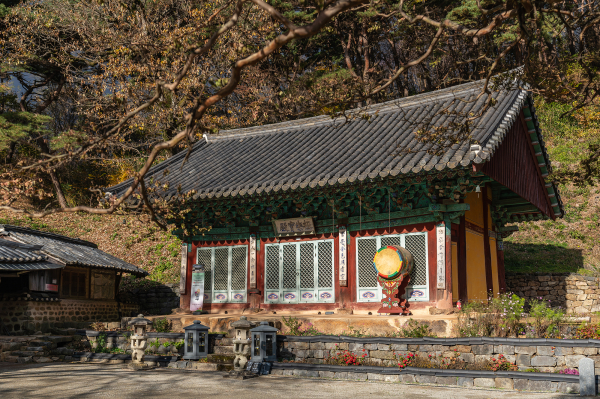 올해 4월 국가 지정 보물로 승격된 ‘서산 문수사 극락보전’ 전경