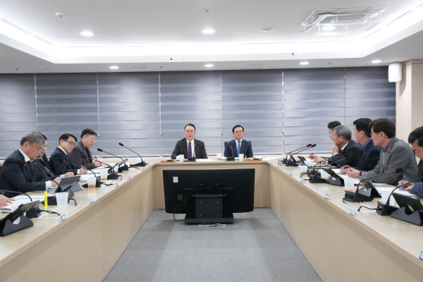 박상돈 천안시장이 23일 오전 시청사에서 간부회의를 주재하고 있다.