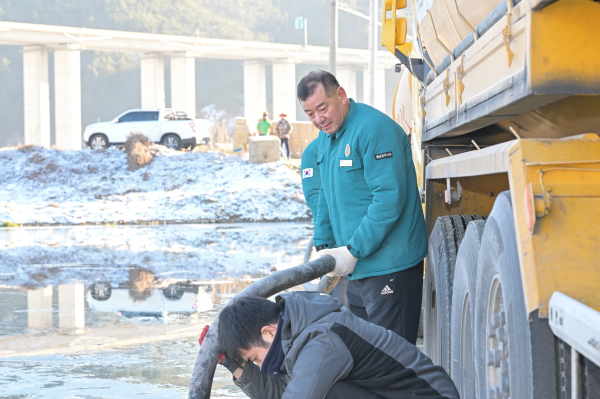 유구천 일대 유출된 기름 방제작업 제거 모습