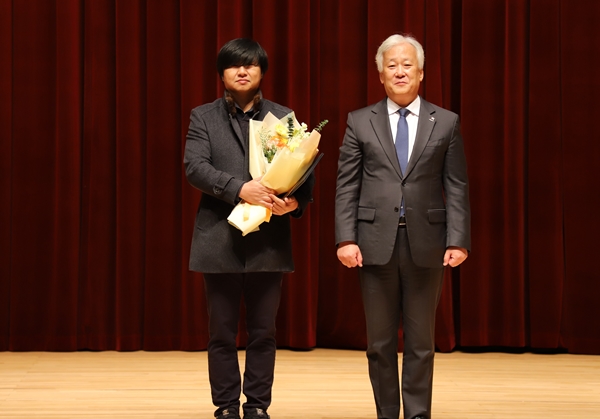 한국지질자원연구원 성과포상식에서 우수논문상(금)을 수상한 엄인권 박사(왼쪽)와 이평구 원장(오른쪽)이 기념 촬영을 하고 있다.