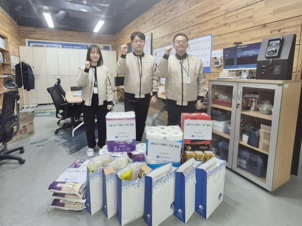 지난 24일 중증 교통사고 피해가정에 희망물품 전달 모습