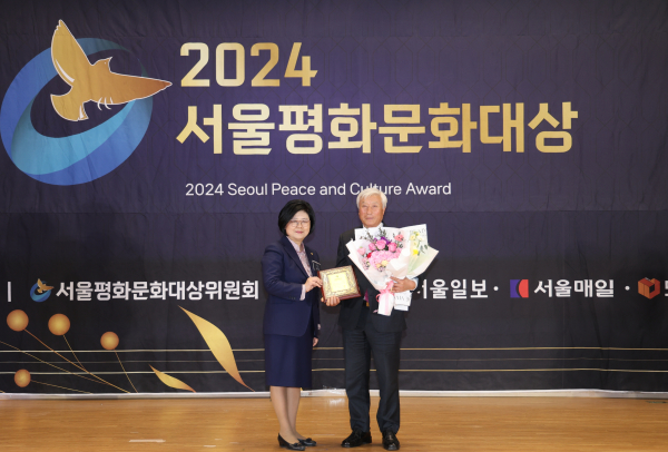 안동석 서산시의원, ‘2024 서울평화문화대상’ 의정부문 대상 수상 모습