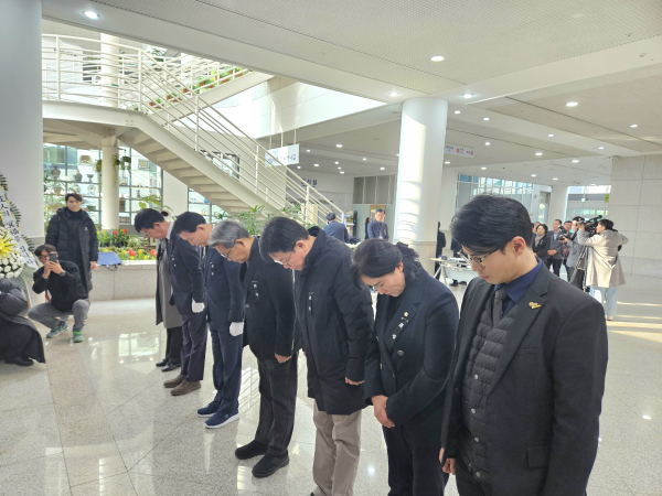 민주당 박용갑 의원(중구)이 지방의원들과 조문하고 있다.