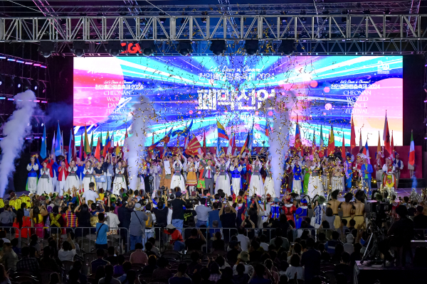 지난 9월 천안종합운동장과 시내 곳곳에서 펼쳐진 ‘천안흥타령춤축제 2024’ 모습.