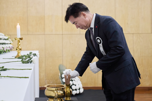 조일교 아산시장 권한대행 제주항공 희생자 합동분향소 참배 모습