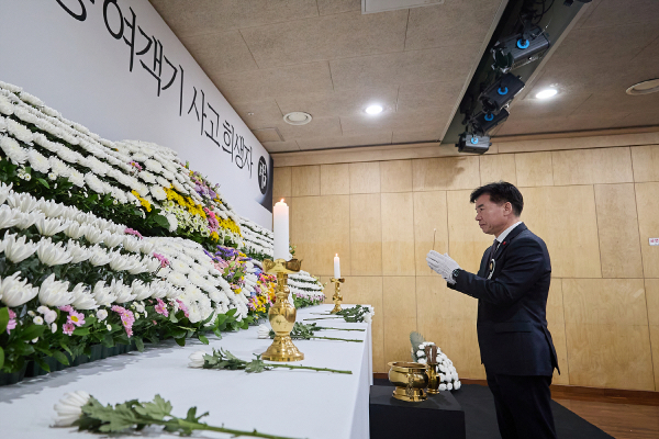 조일교 아산시장 권한대행 제주항공 희생자 합동분향소 참배 모습