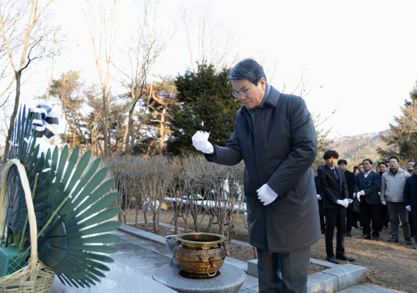 김돈곤 군수 충혼탑 참배 모습