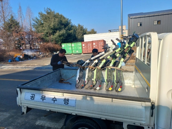 공유 개인형 이동장치 단속 모습/천안시 제공<br>