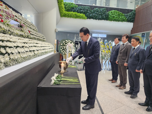 이완섭 서산시장, 제주항공 여객기 사고 희생자 애도 위해 합동분향소 찾아 분향 모습