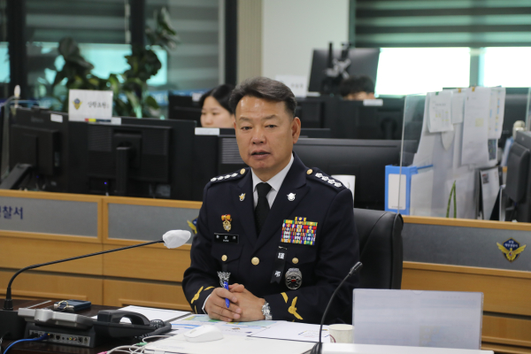 한상규 서장이 종합상황실에서 업무보고를 받고 있다