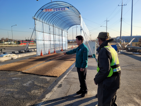 이명열 천안시 농업환경국장이 최근 철새도래지 통제초소를 방문해 방역 태세를 점검했다.