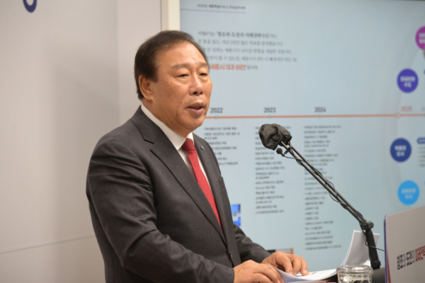 브리핑 하는 최민호 세종시장