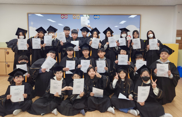 가득초 6학년 재미반, 세금교육 일환 초록우산에 후원금 전달식 기념사진