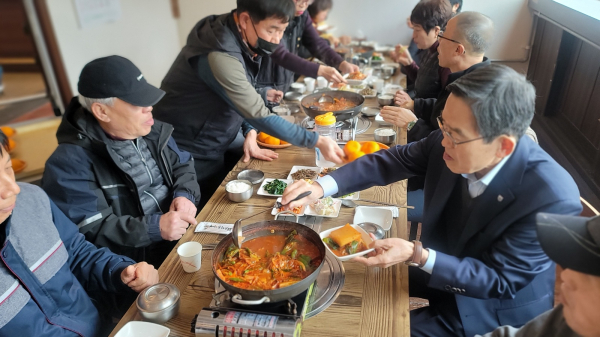 유길상 한국기술교육대 총장 연말연시 미화원, 조리원 등 간담회 진행 모습