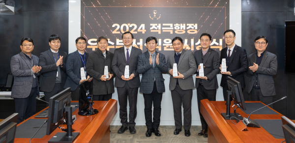 7일 충남 태안 본사에서 ‘2024년 적극행정 우수부서‧직원 시상식’을 진행했다. 사진은 송재섭 서부발전 상임감사위원(오른쪽 다섯 번째)과 수상자들 기념촬영