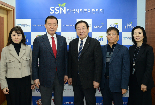 홍문표 aT 사장 한국사회복지협의회 방문 단체사진  * (왼쪽 2번째부터) 홍문표 aT 사장, 김성이 한국사회복지협의회장