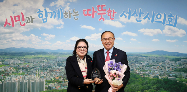 조동식 의장, 동문2동 청소년지도협의회로부터 공로패 수상 모습